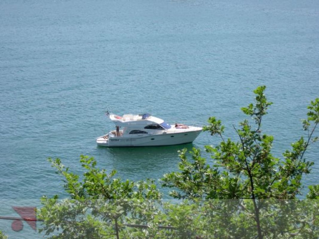 Uno yacht ormeggiato alle Cinque Terre
