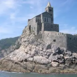 Iglesia sobre el mar en las Cinque Terre