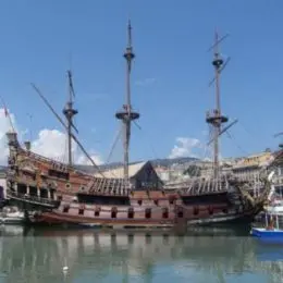 Il galeone ormeggiato nel porto di Genova